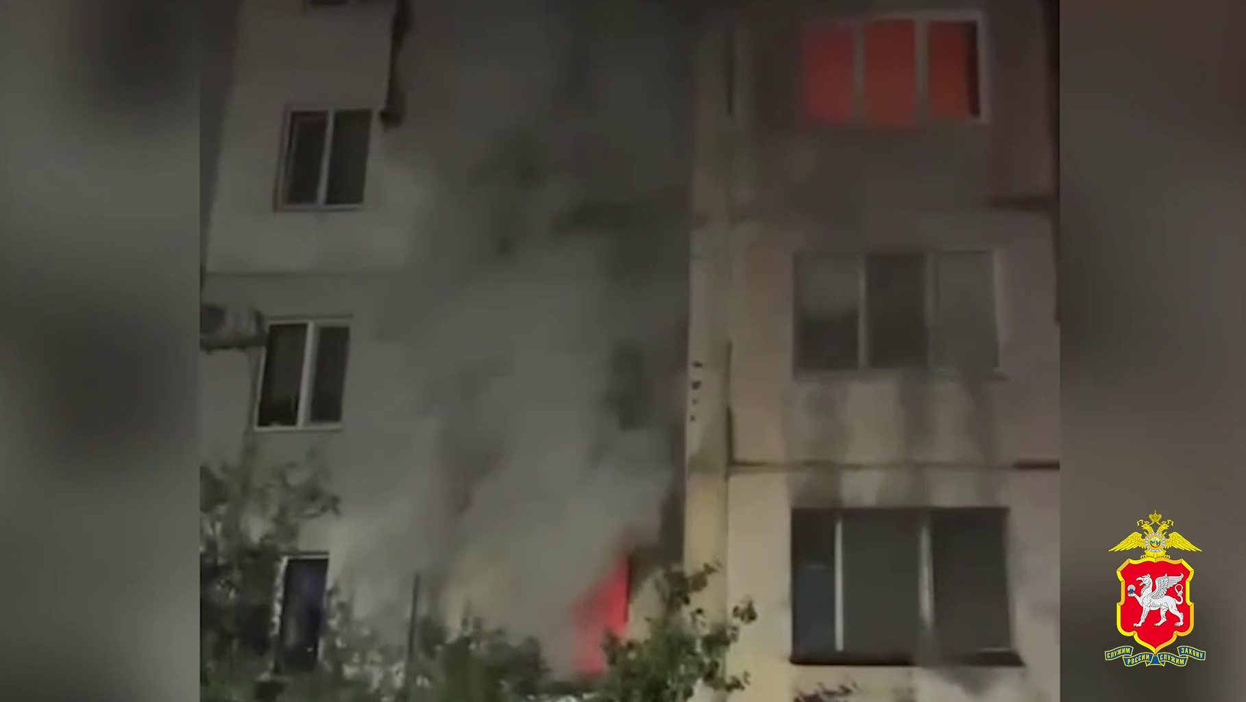 В Республике Крым полицейские эвакуировали граждан во время пожара, а также приняли участие в его тушении