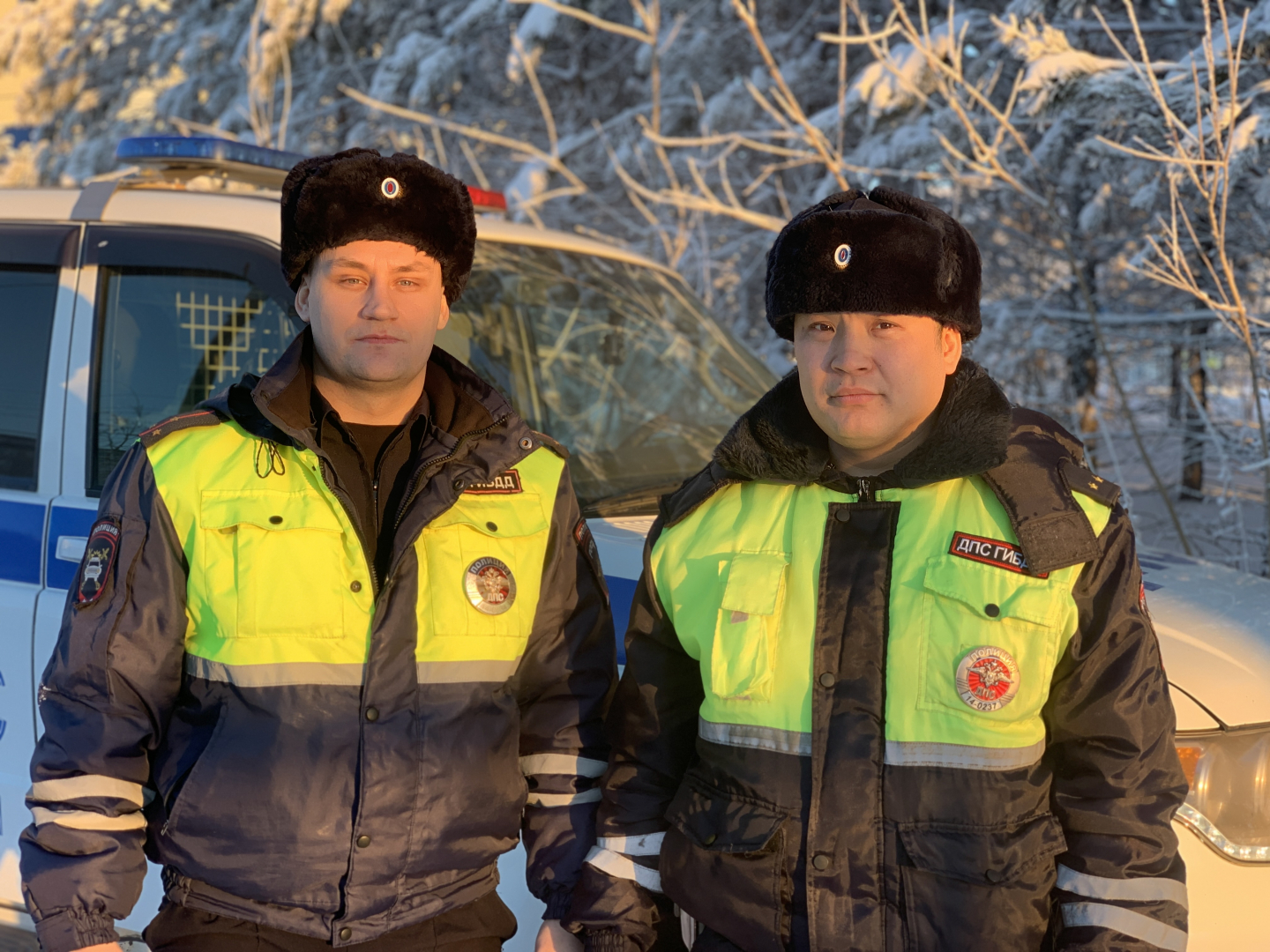 В Якутии полицейские первыми прибыли на пожар и эвакуировали жильцов из горящего дома
