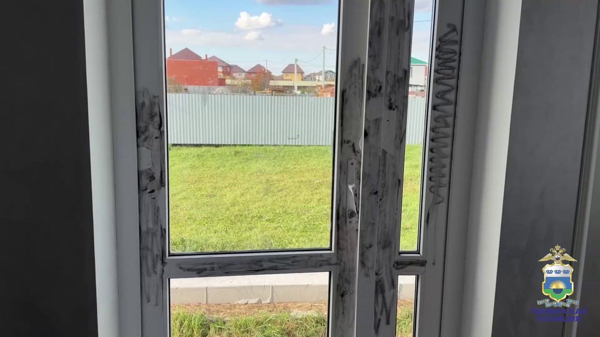 Полиция Тюмени задержала дуэт лжеоконщиков из Новосибирска, причастных к мошенничеству и грабежу