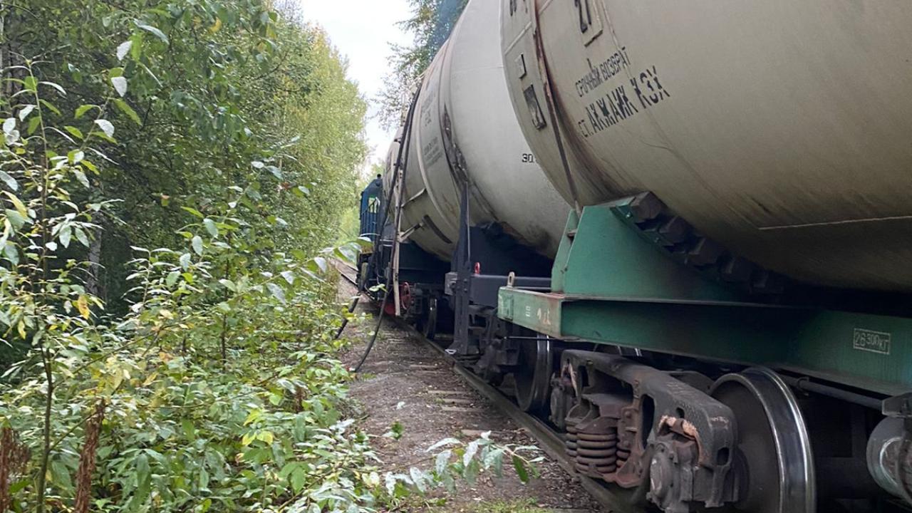Свердловские полицейские с поличным задержали похитителей нефтепродуктов из вагонов-цистерн