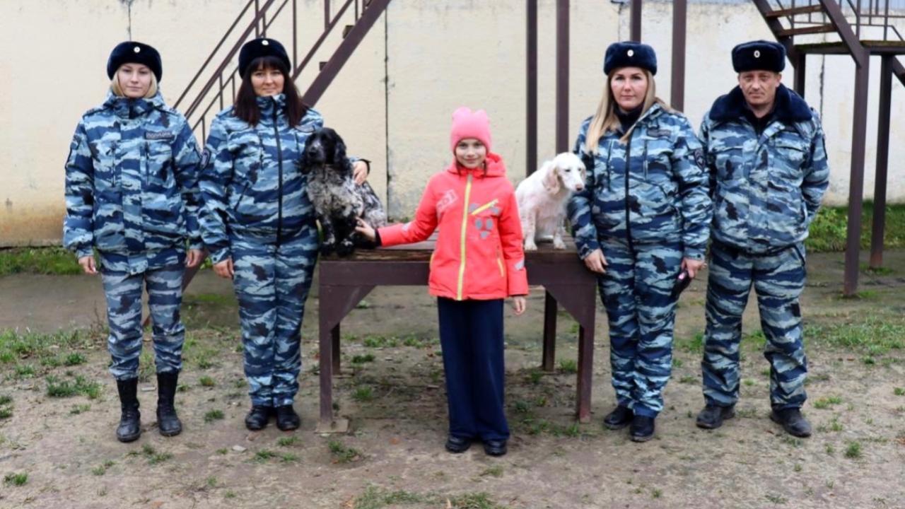 В Подмосковье полицейские-кинологи помогли школьнице подготовиться к научной конференции