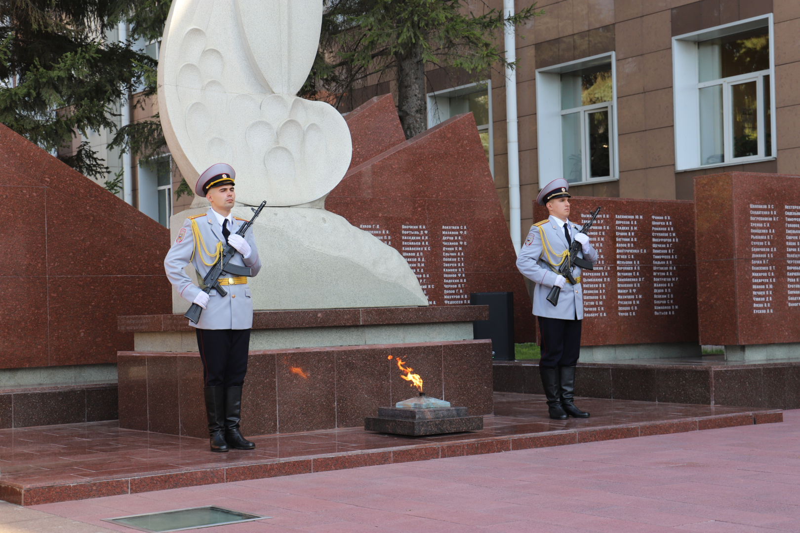 В Новосибирске открылась Аллея памяти сотрудников ОВД, погибших при исполнении служебного долга