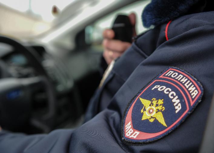 Столичные автоинспекторы задержали мужчину, перевозившего в машине пистолеты и патроны