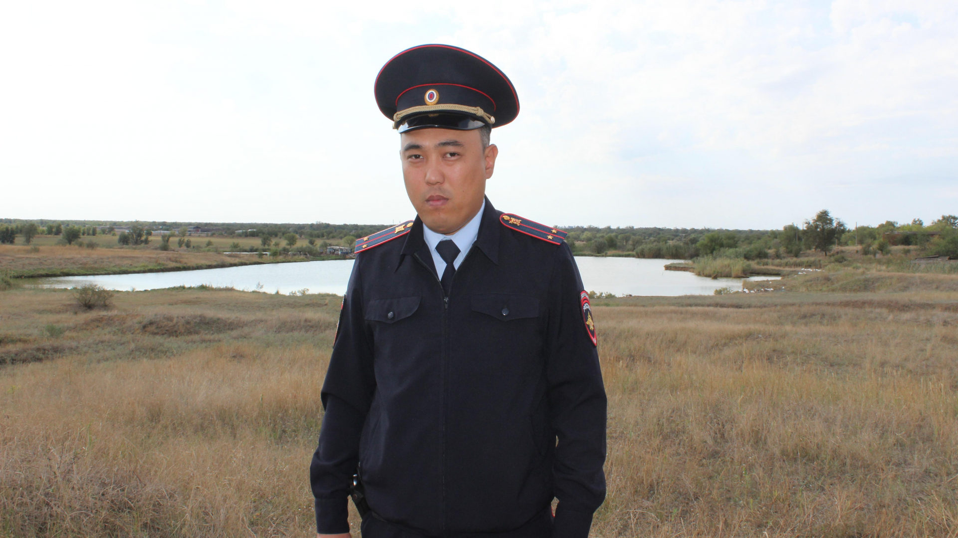 В Калмыкии оперуполномоченный полиции спас из пруда тонущую девушку
