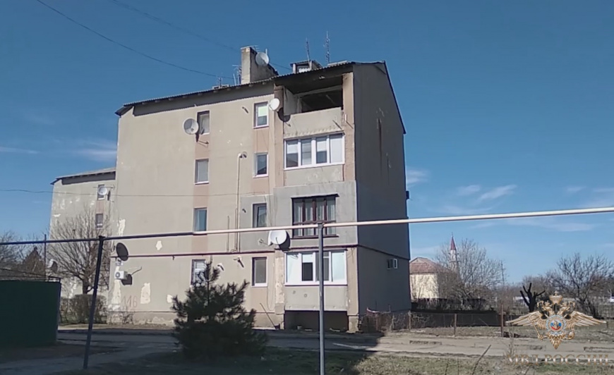 Полицейский вывел из горящего дома пенсионерку и ее пятилетнего внука