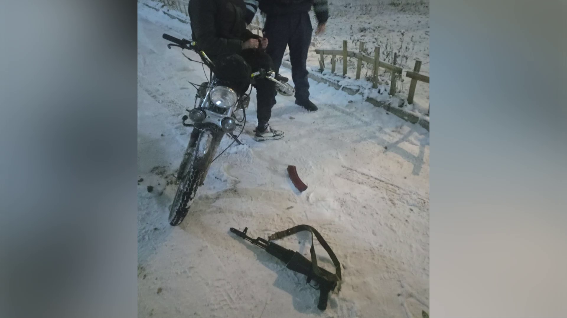 Луганские автоинспекторы изъяли у пытавшегося скрыться водителя мопеда автомат с патронами