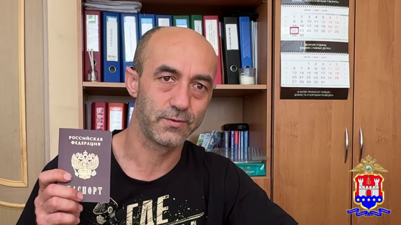 В Калининграде вручены российские паспорта участнику СВО и членам его семьи, прибывшим из Таджикистана