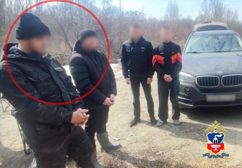 Полицейские Алтайского края застали двух гастролёров за оборудованием наркотайника у села Санниково