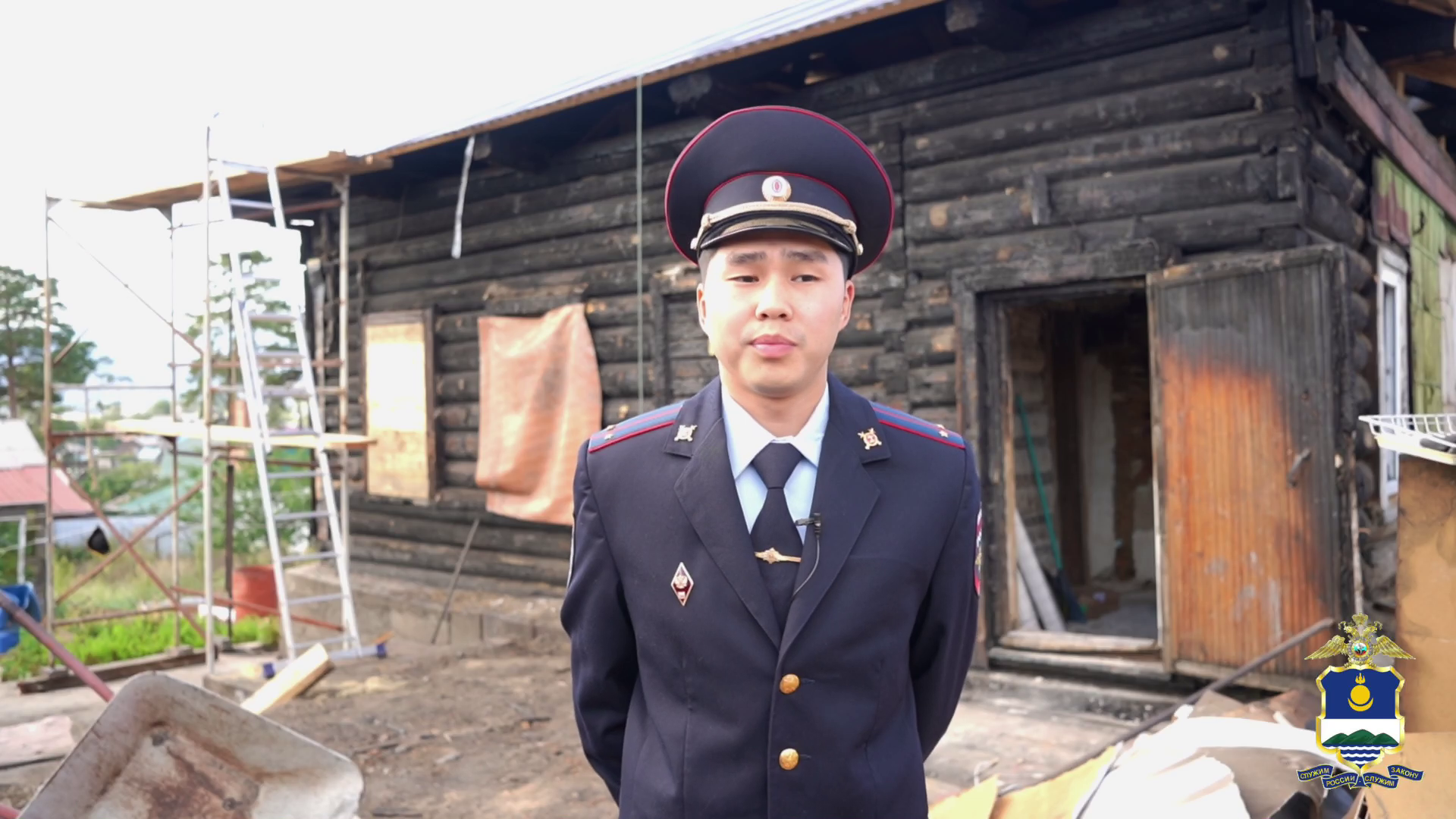 В Бурятии полицейский, возвращаясь домой со службы, спас из огненной ловушки пенсионерку и её собаку