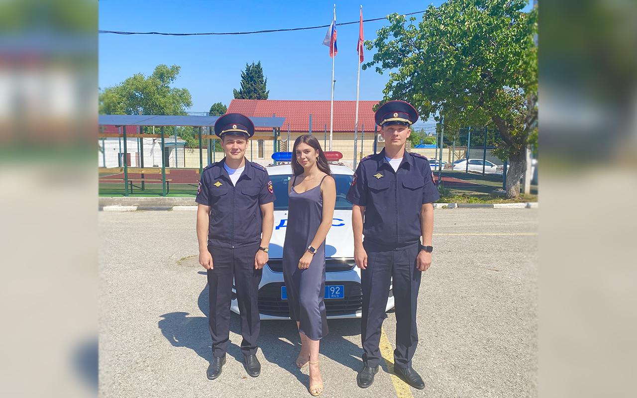Полицейские Севастополя вместе с неравнодушной девушкой вернули заблудившегося мальчика домой