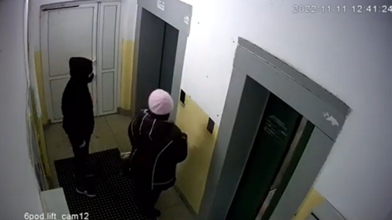 В Тюмени оперативники по горячим следам задержали мужчину, нападавшего с ножом на женщин в подъездах