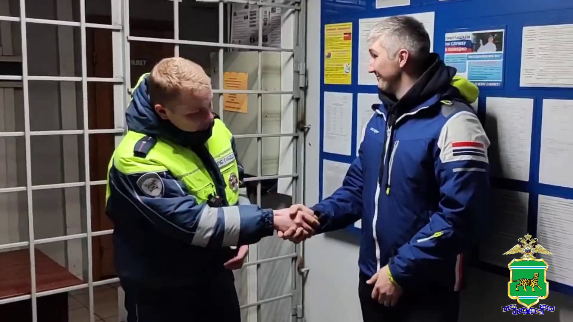 В ЕАО экипаж ДПС оказал помощь водителю съехавшего в кювет авто и школьнику, получившему травму на улице