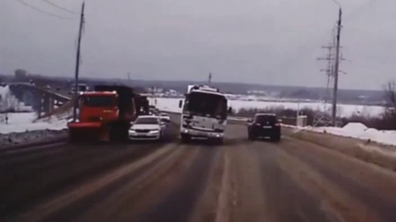 В Томске водитель автобуса, выехавший на встречку в нарушение ПДД, привлечён полицией к ответственности