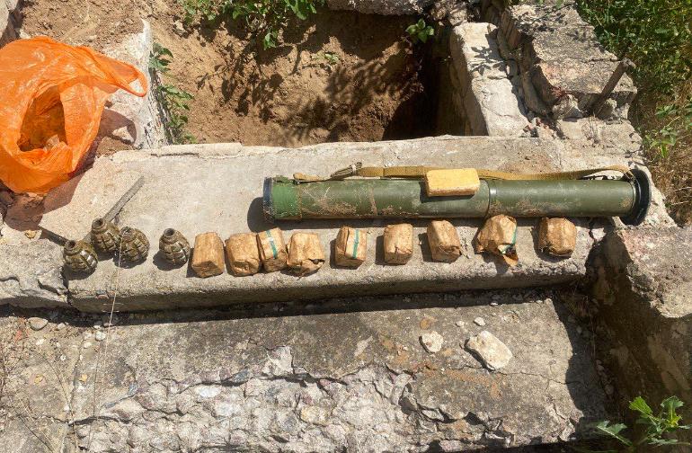 В селе Новое Херсонской области полицейские обнаружили схрон с гранатомётом и боеприпасами