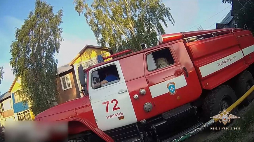 В ХМАО-Югре сотрудники полиции спасли людей во время пожара