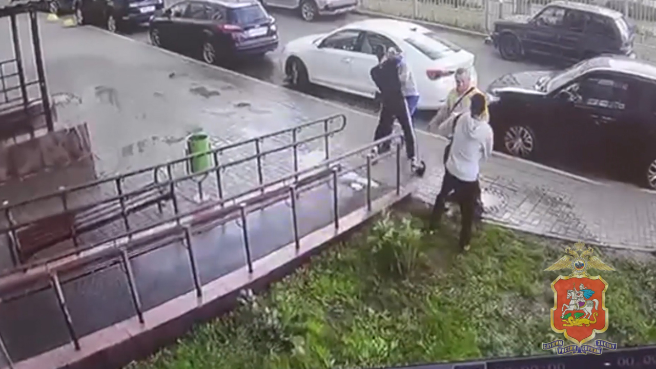 В Домодедово подмосковные полицейские задержали троих мужчин по подозрению в хулиганстве