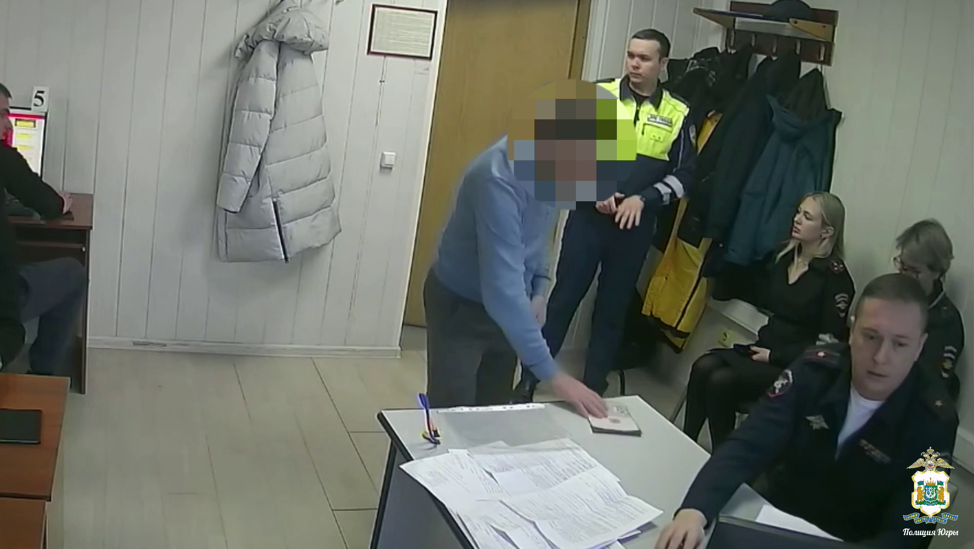 Мужчину, вклеившего свои фото в чужие паспорта для сдачи экзамена в ГАИ за других людей, осудят в Югре