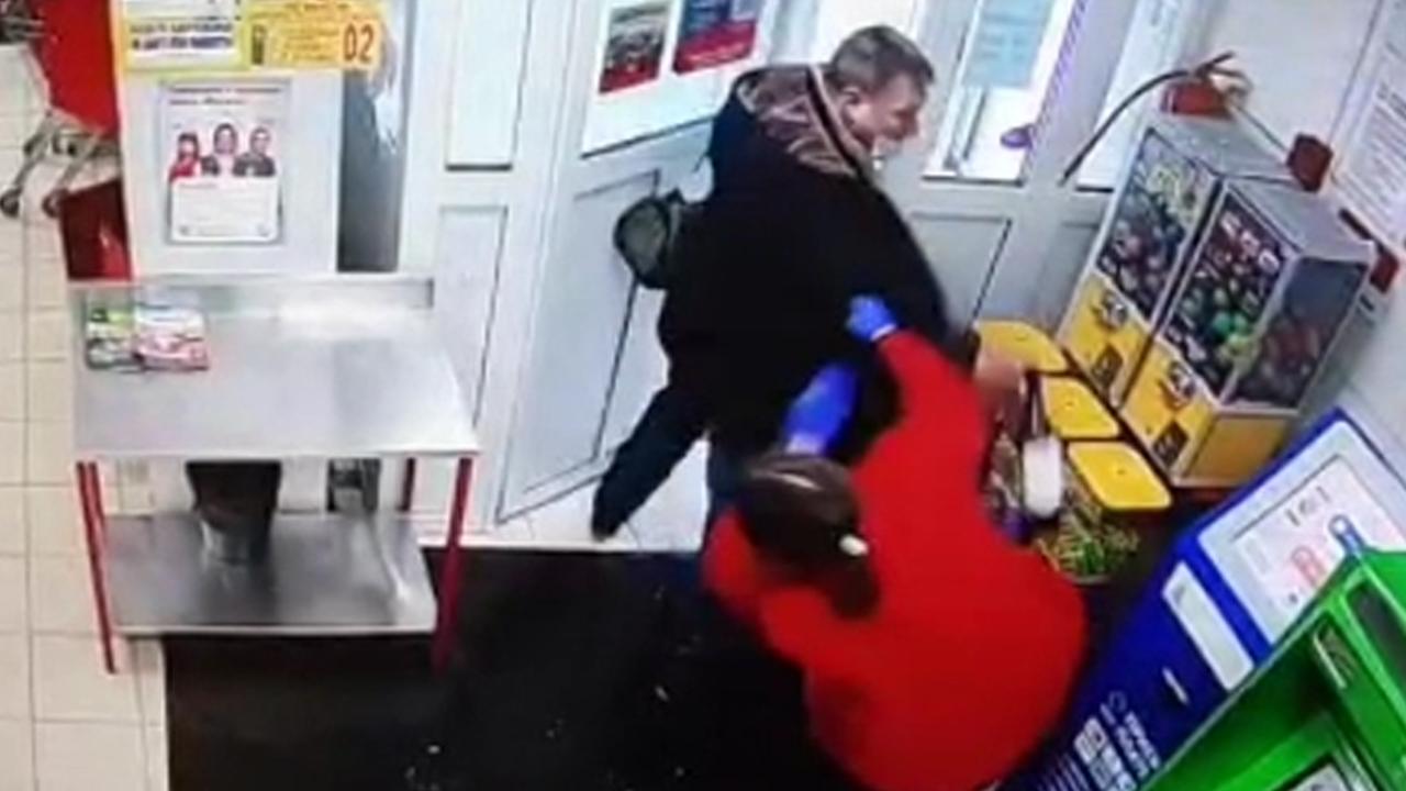 В Мурманске полицейские по горячим следам задержали подозреваемого в разбое на магазин