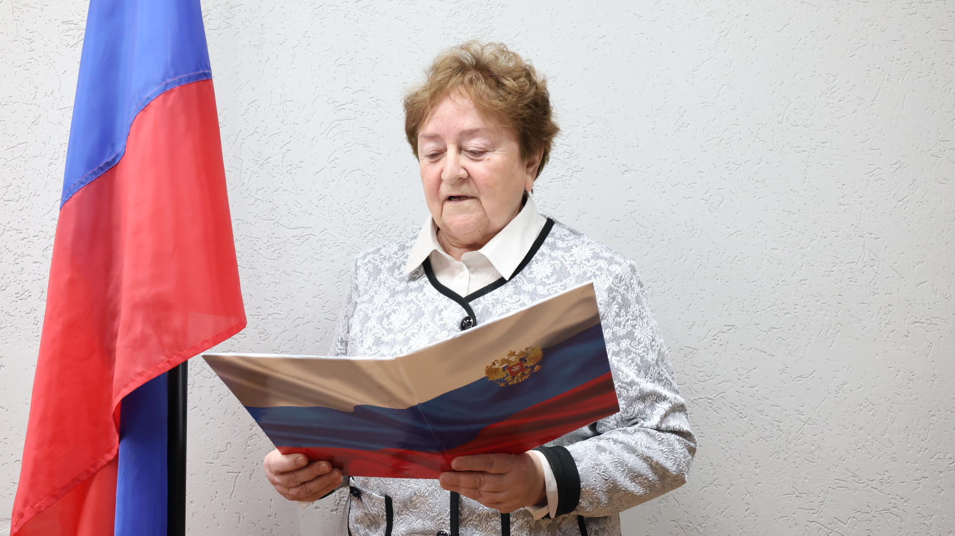 В Саратове полицейские вручили российский паспорт 74-летней пенсионерке, прибывшей из Украины