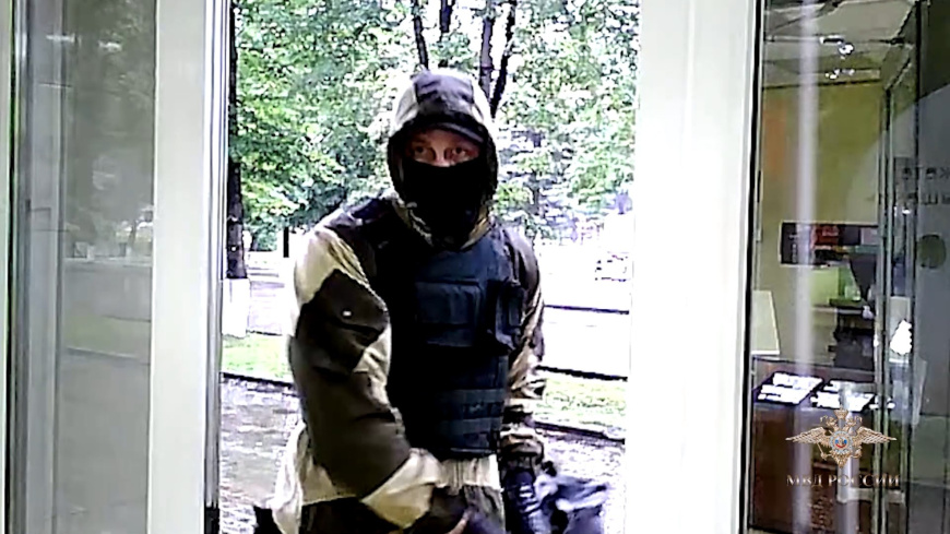 Полицейские по горячим следам задержали подозреваемого в нападении на ювелирный магазин