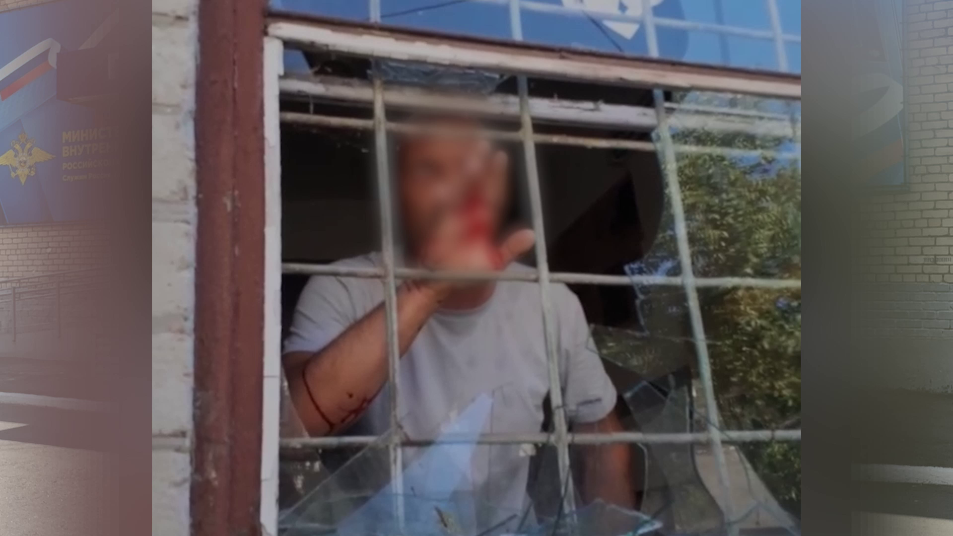 Запорожские полицейские обезвредили мужчину, пытавшегося поджечь себя в боксе с топливом