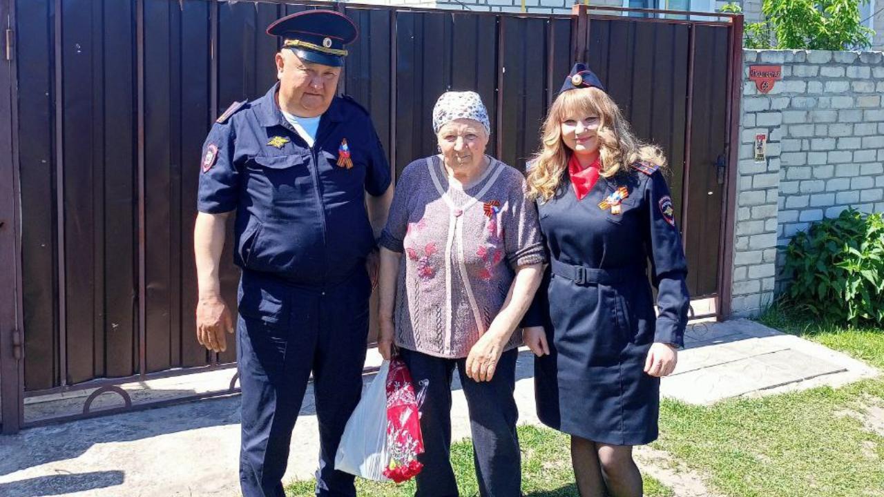 Полицейские ЛНР поздравили с Днём Победы узниц концлагерей, освобождённых советскими солдатами