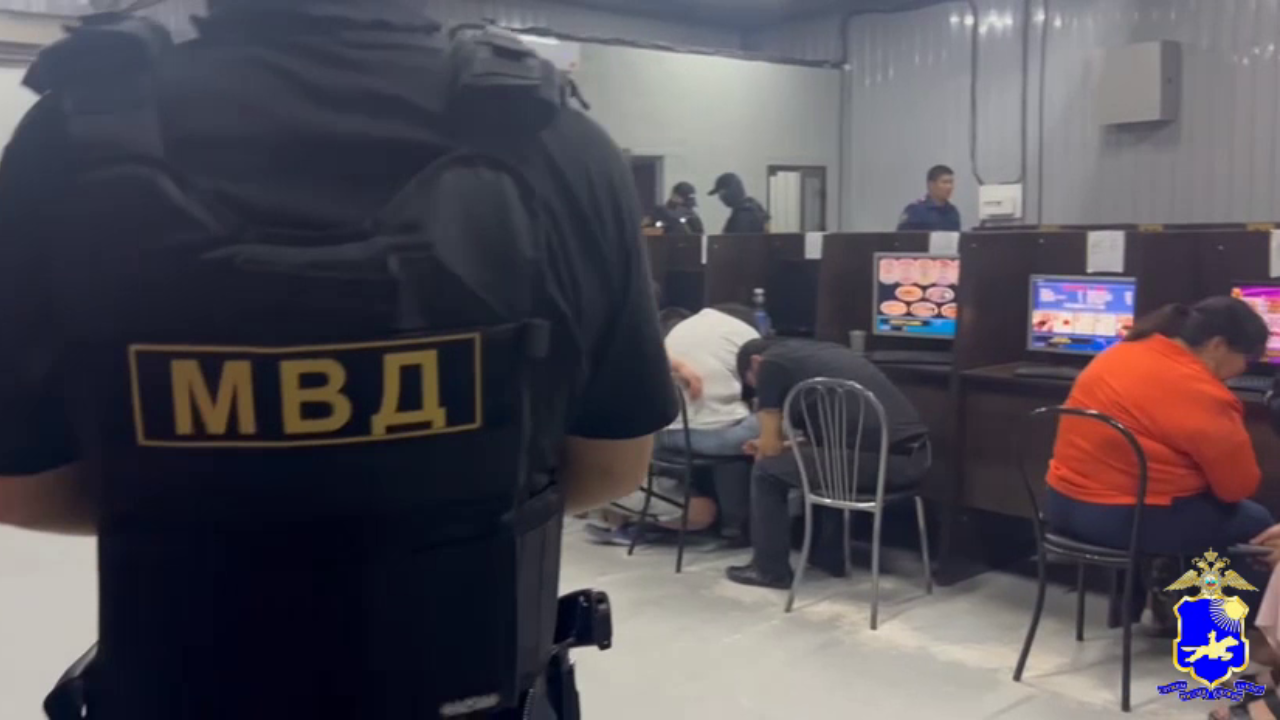 При ликвидации игорного клуба в Кызыле полицейские застали в нём порядка 50 посетителей и оператора