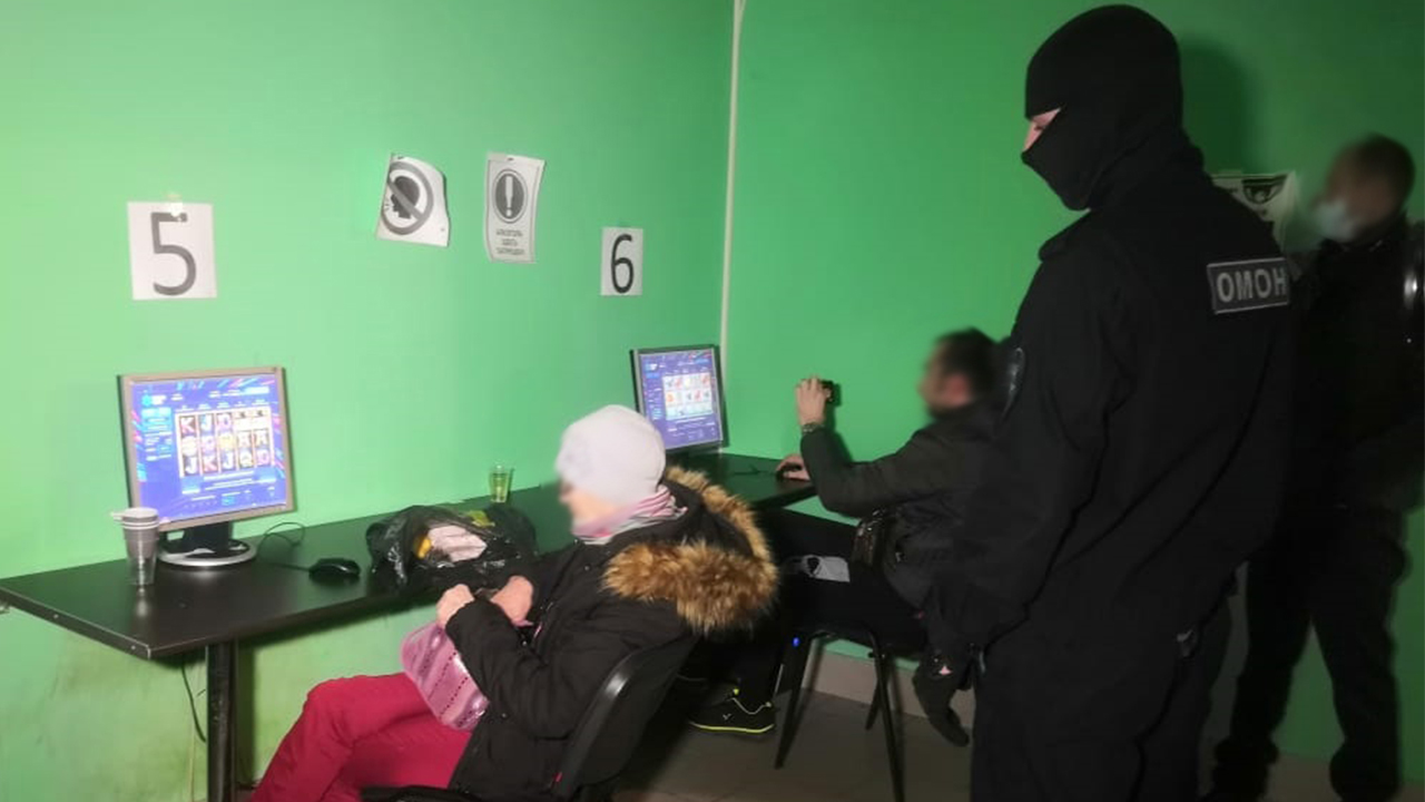 В Пскове полицейскими пресечена деятельность нелегального игорного заведения