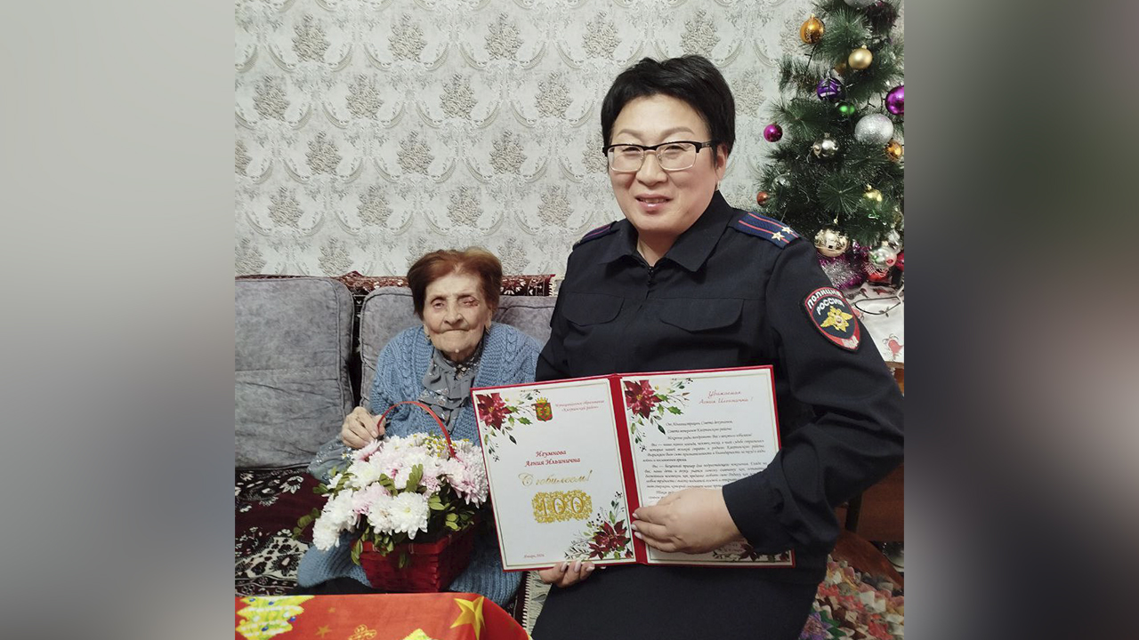 Полицейские Бурятии поздравили со 100-летием труженицу тыла – вдову сотрудника милиции, участника Великой Отечественной войны