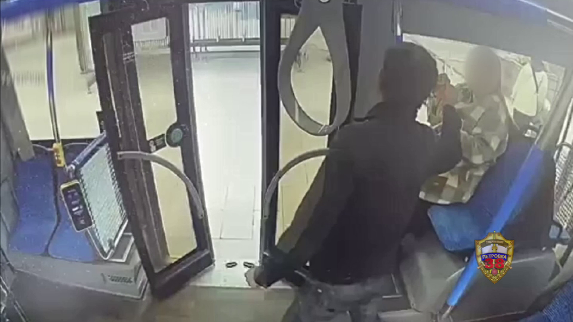 В центре Москвы сотрудники полиции при содействии граждан задержали подозреваемого в грабеже