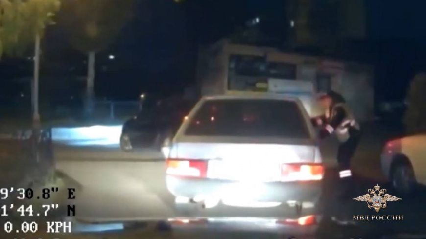 Госавтоинспектор сумел удержаться на капоте машины правонарушителя и задержал его