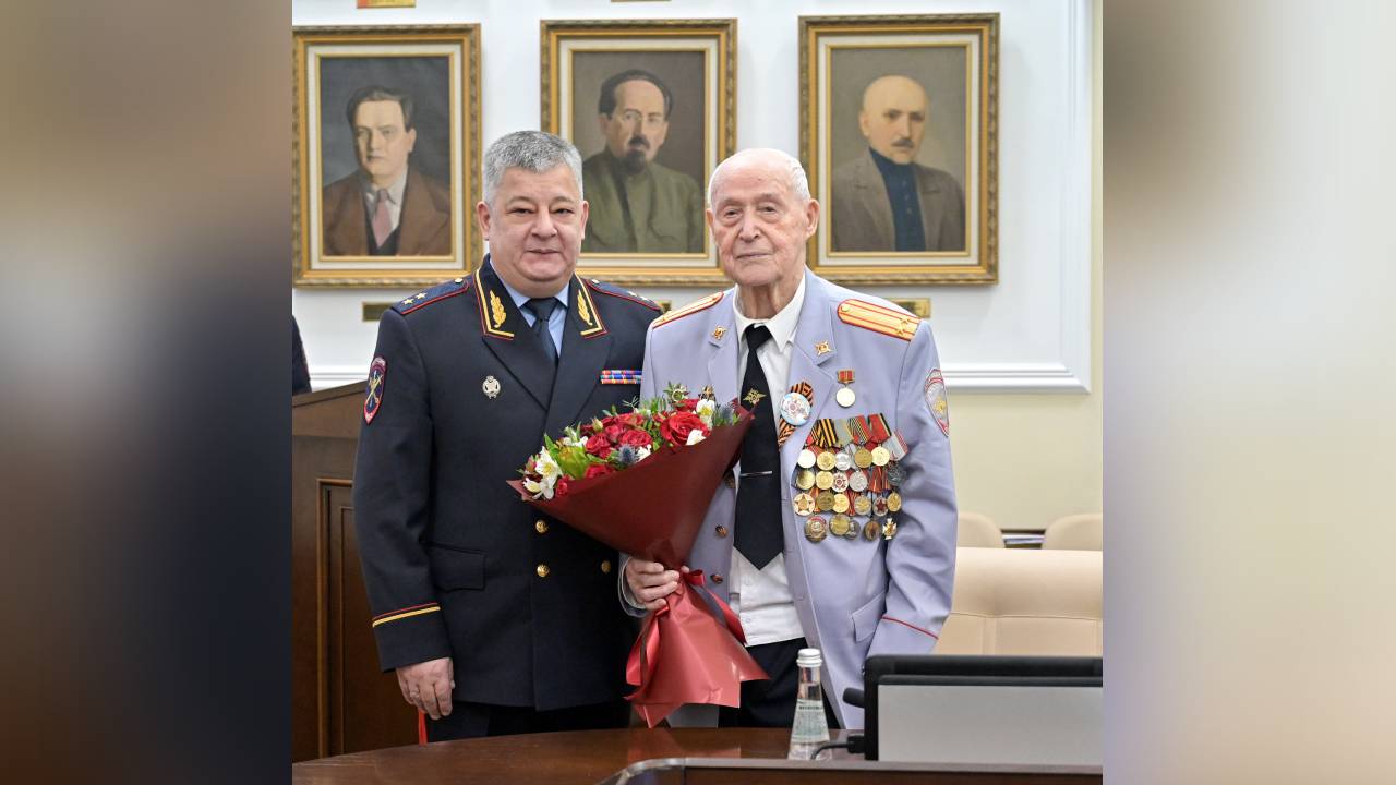 Столичные полицейские поздравили со столетием ветерана Великой Отечественной войны подполковника милиции в отставке Каштанова Алексея Николаевича