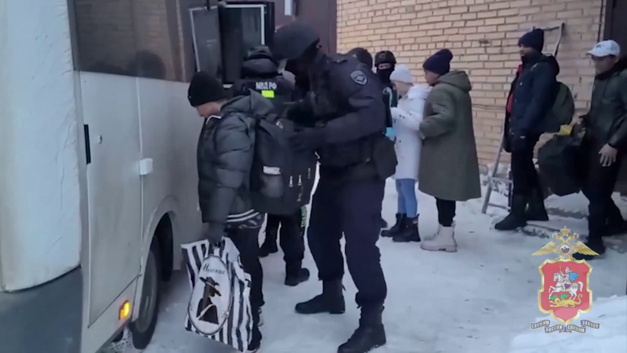 В подмосковном Ногинске полицейские задержали нелегальных мигрантов в цехе по производству конфет