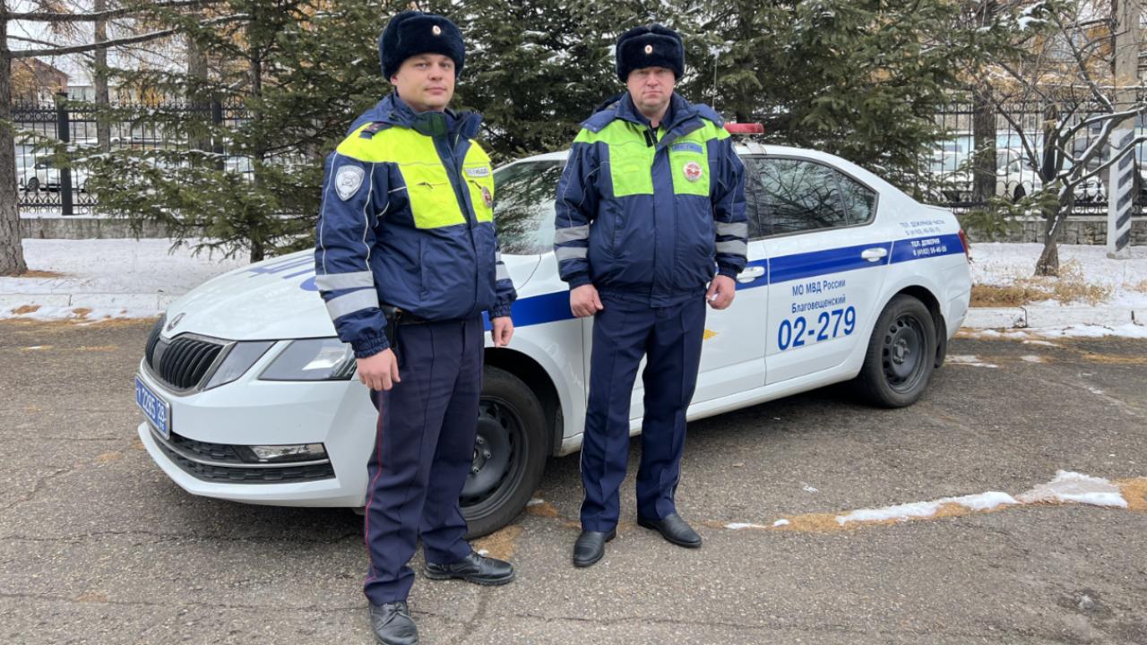 В Приамурье госавтоинспекторы оперативно доставили в больницу мужчину с тяжёлой травмой руки
