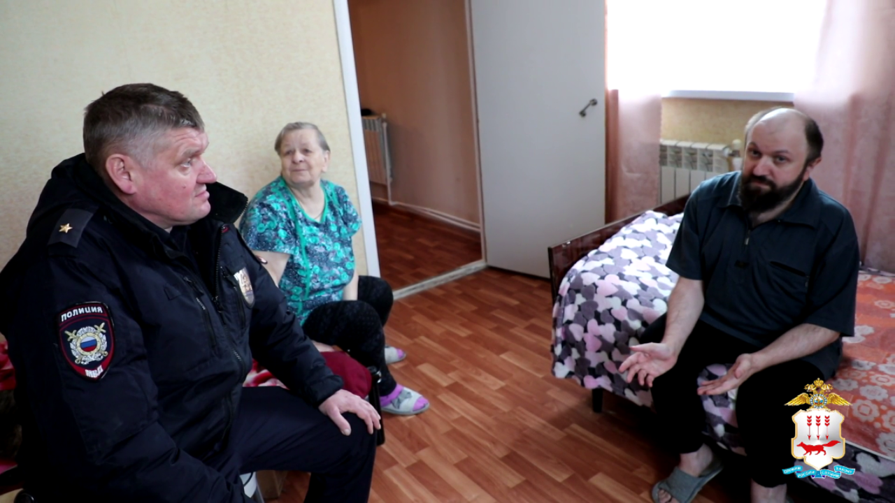 В Мордовии полицейские на руках вынесли мужчину с инвалидностью из охваченного огнём частного дома
