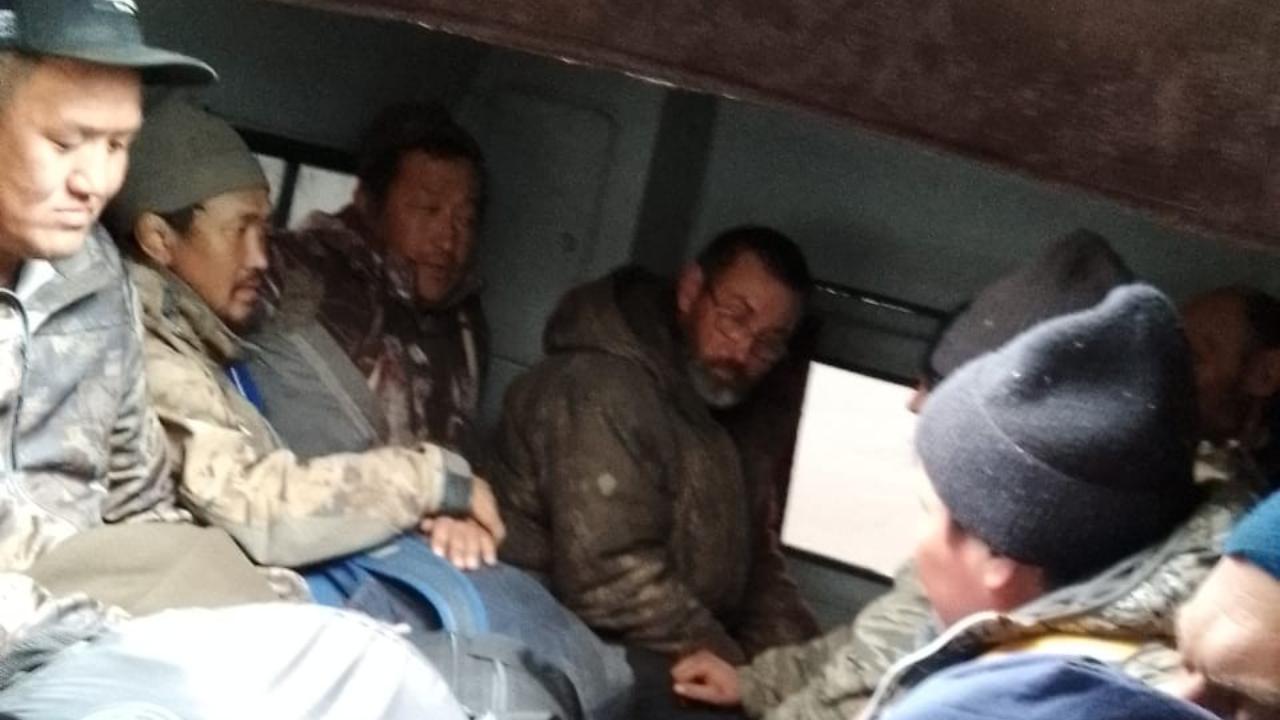 Несколько часов магаданские полицейские спасали людей, застрявших на берегу реке из-за паводка
