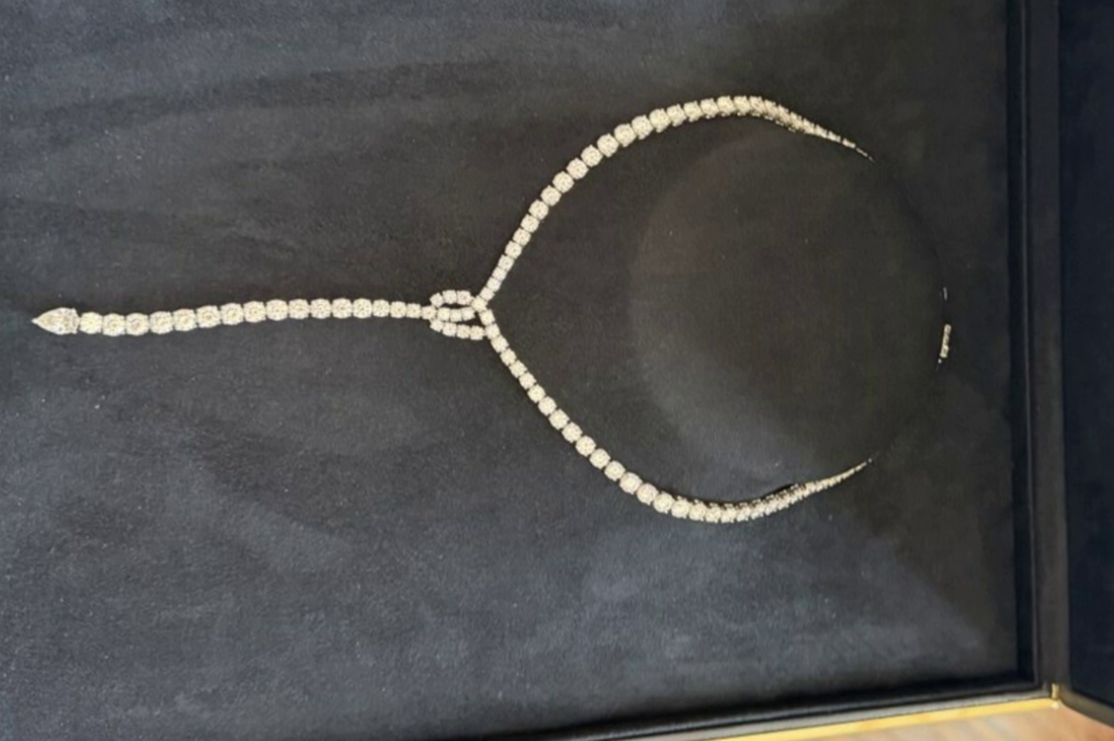 Московские полицейские вернули жительнице столицы бриллиантовое колье, похищенное у неё аферистом