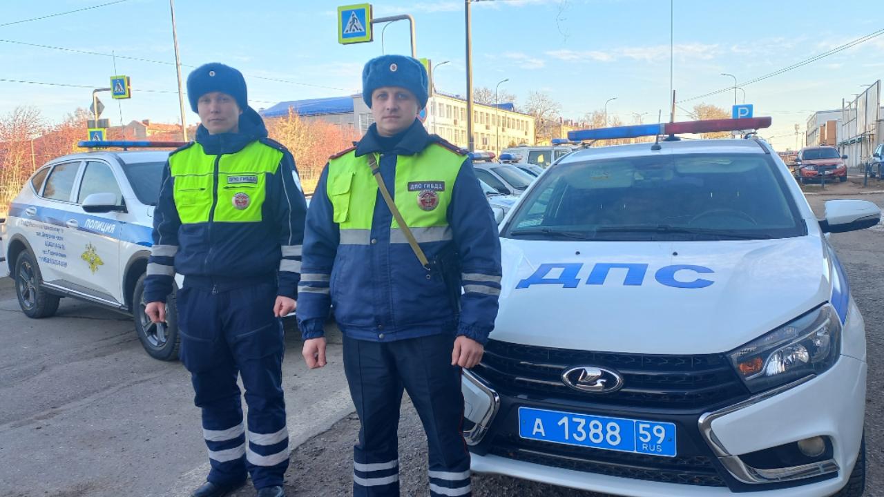 В Пермском крае госавтоинспекторы починили заглохшую на дороге машину местной жительницы