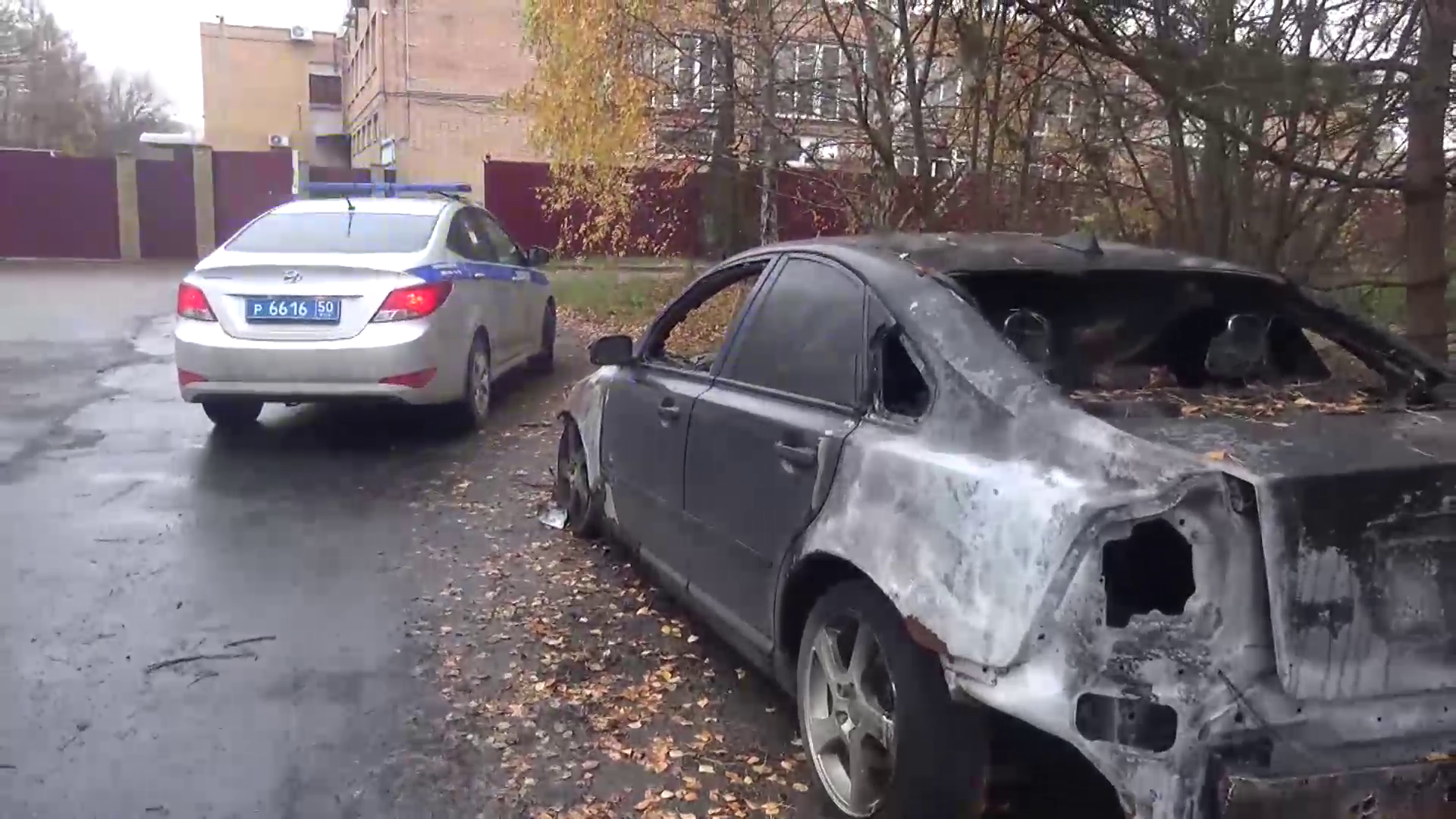 В подмосковных Бронницах полицейские задержали подозреваемых в поджоге автомобиля