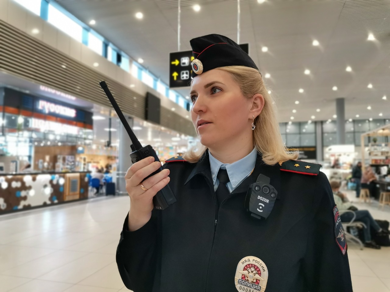 В аэропорту Анапы транспортные полицейские сняли с рейса пассажирку, покусавшую бортпроводницу