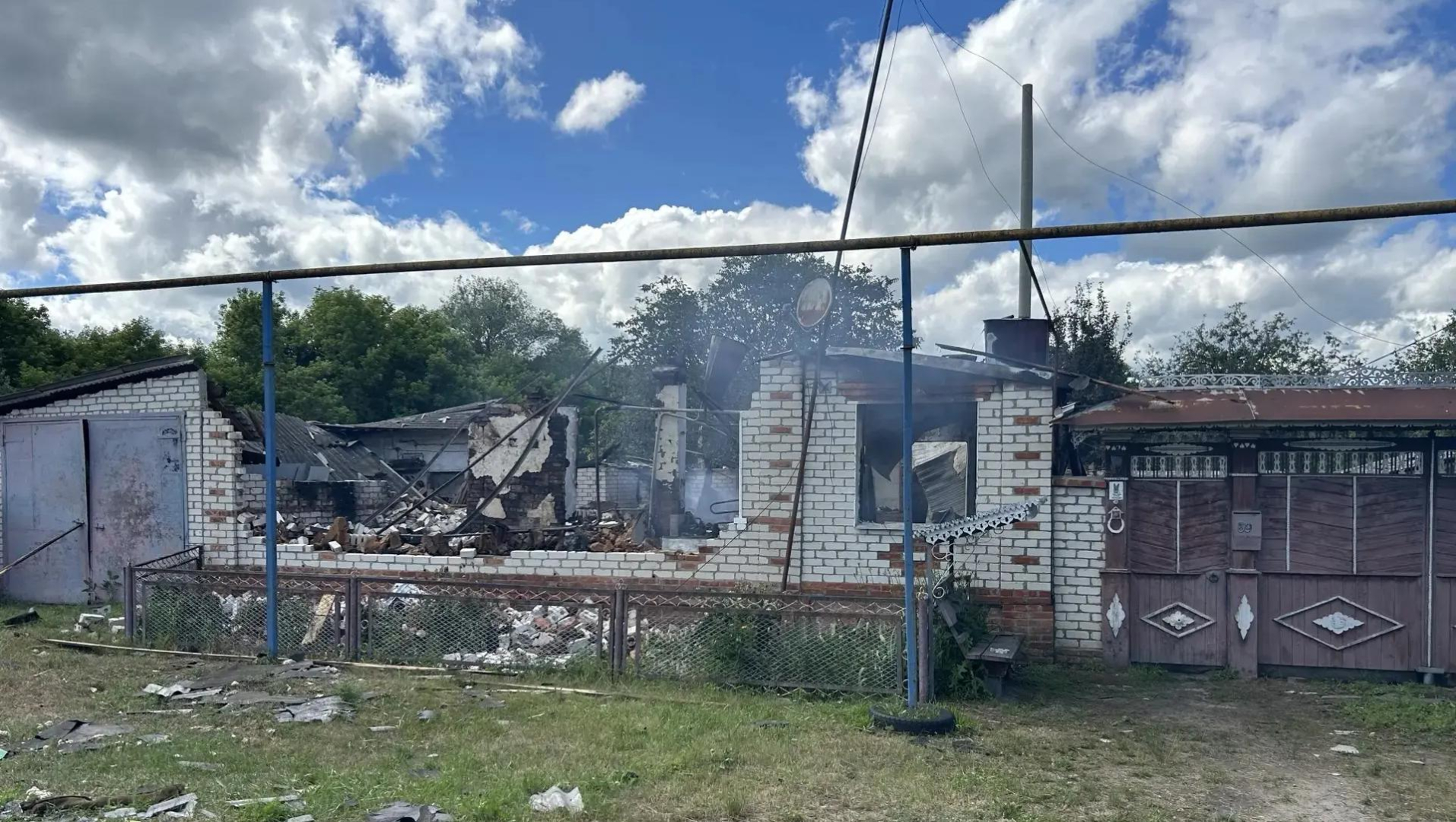 В Белгородской области полицейский спас пенсионерку из дома, загоревшегося после атаки ВСУ