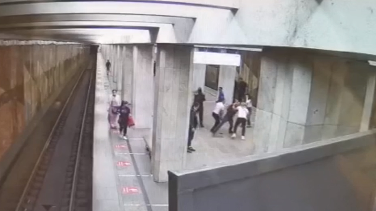 За избиение пассажиров столичного метро полицейскими задержаны трое подозреваемых