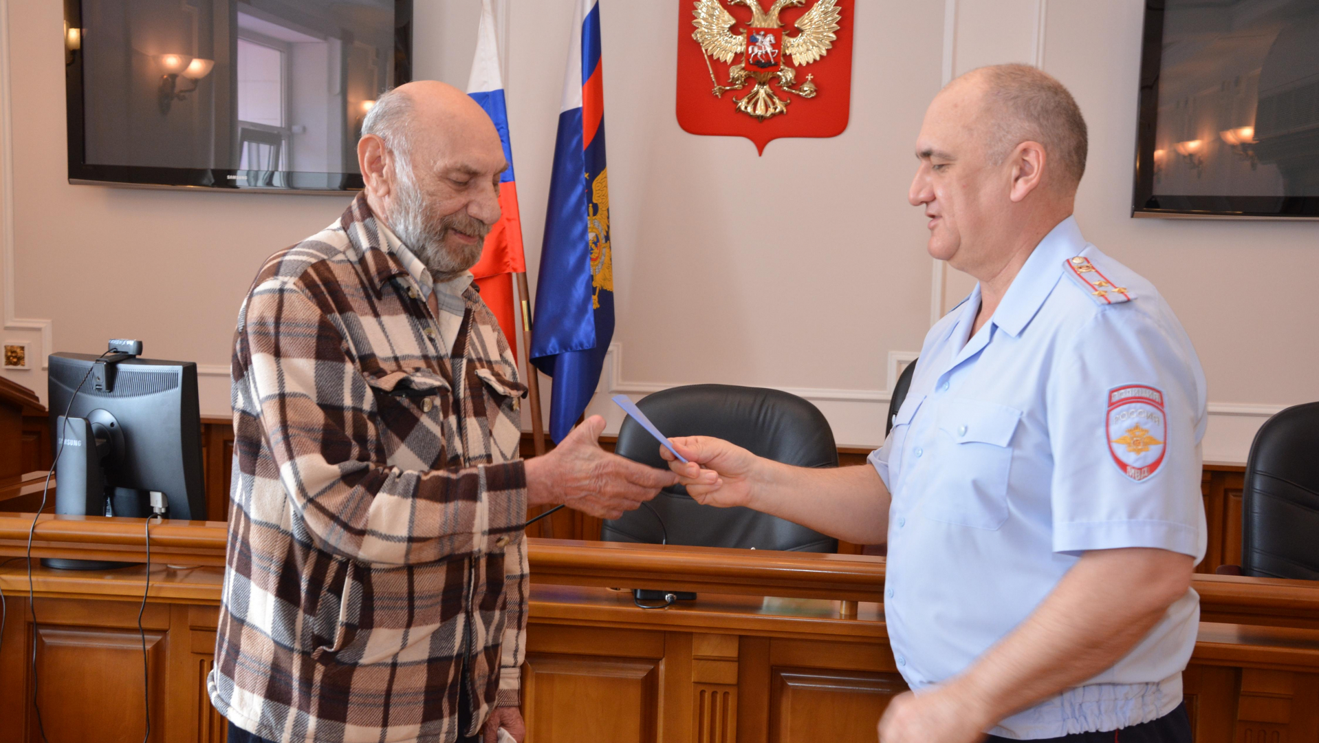 В Оренбургской области полицейские вручили гражданину Украины свидетельство о предоставлении временного убежища