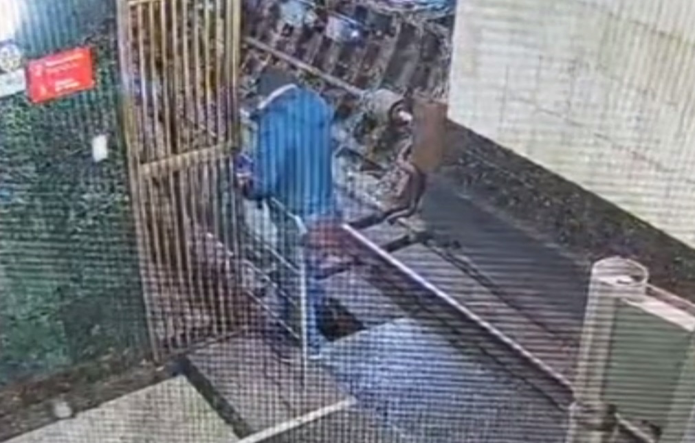 В столичном метро полицейские задержали пассажира, который проник в тоннель, чтобы набрать там воды