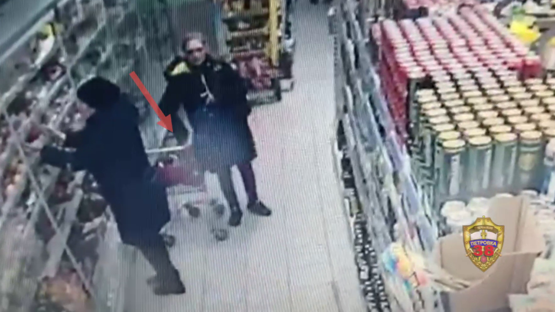 Полицейские задержали женщину, промышлявшую кражами имущества у посетителей магазинов в Москве