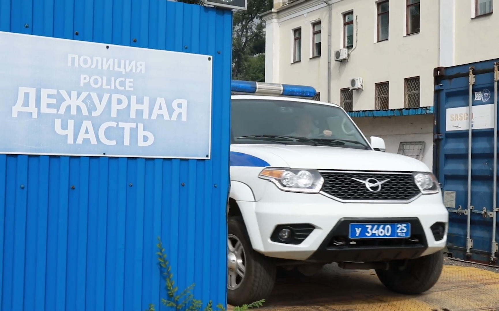 Во Владивостоке транспортные полицейские задержали подозреваемых в кражах транзитных иномарок