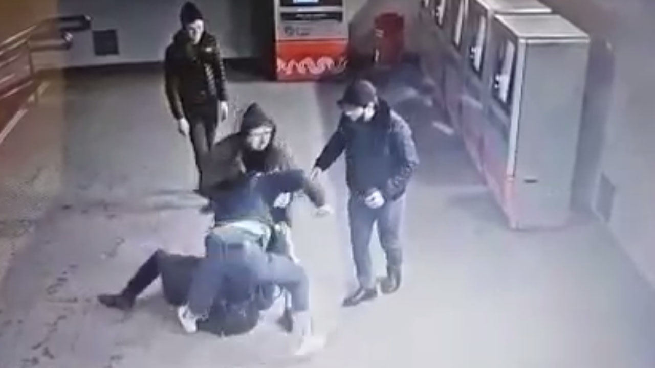 Полицейские столичного метрополитена задержали подозреваемого в нанесении побоев пассажиру