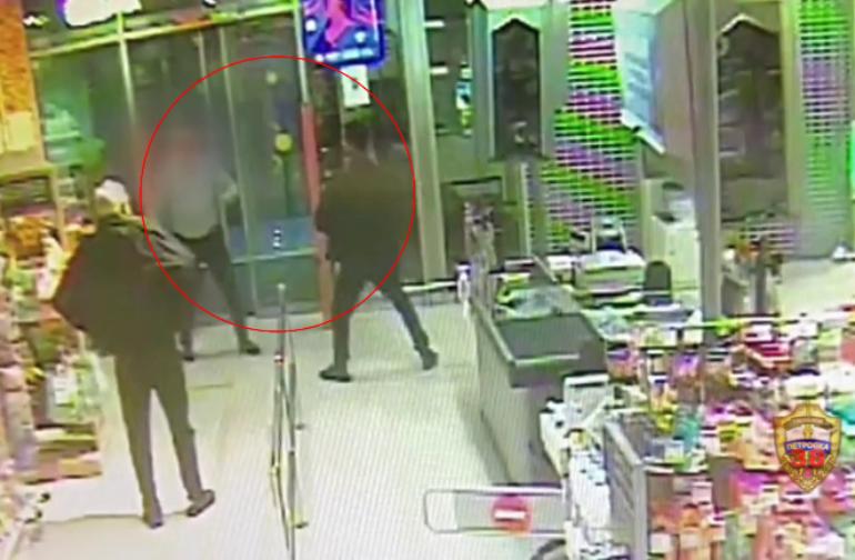 Столичными полицейскими задержан подозреваемый в грабеже из продуктового магазина в центре Москвы