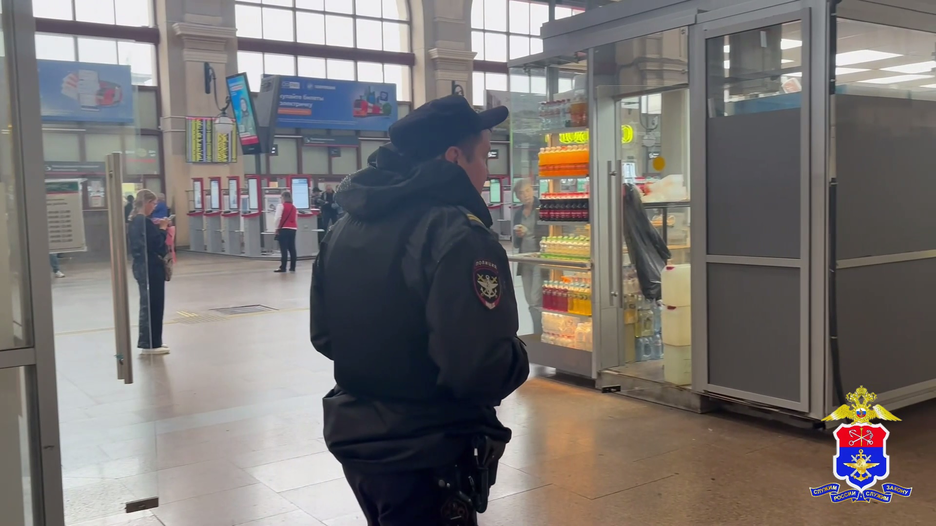 Транспортный полицейский предотвратил обман пенсионерки из Санкт-Петербурга онлайн-аферистами