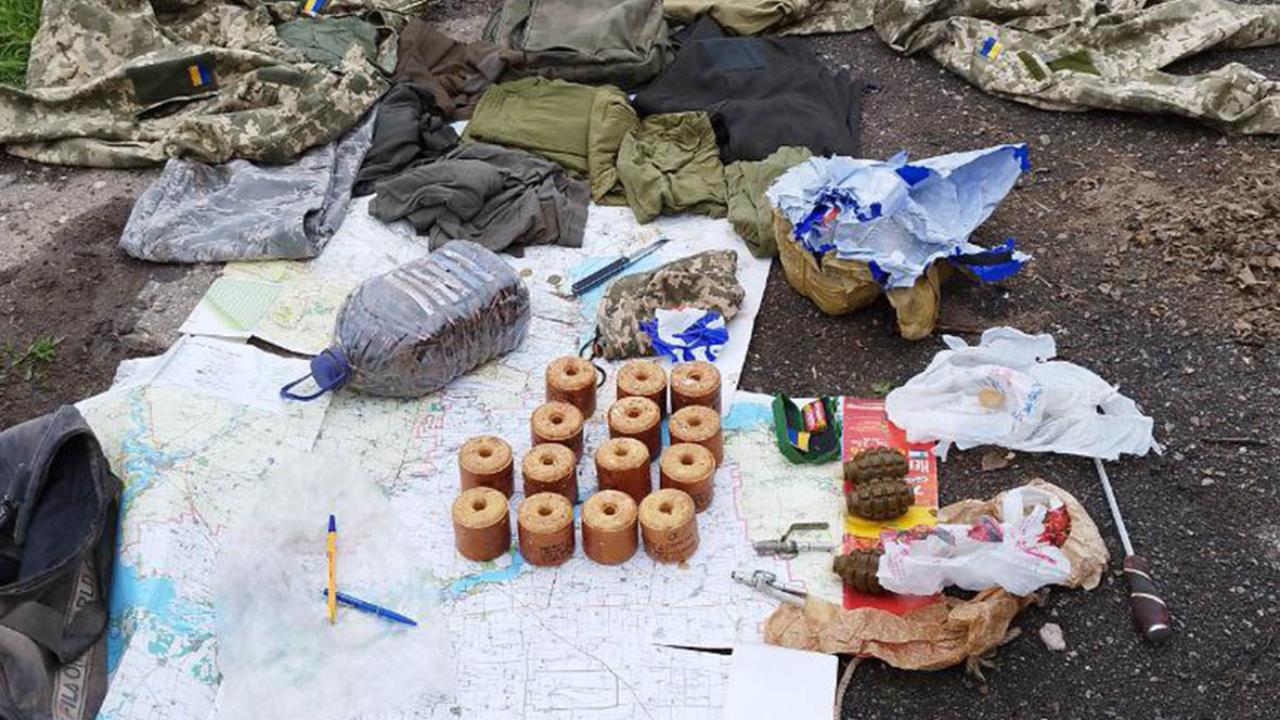 В Запорожской области полицейские обнаружили схрон с боеприпасами и картами местности